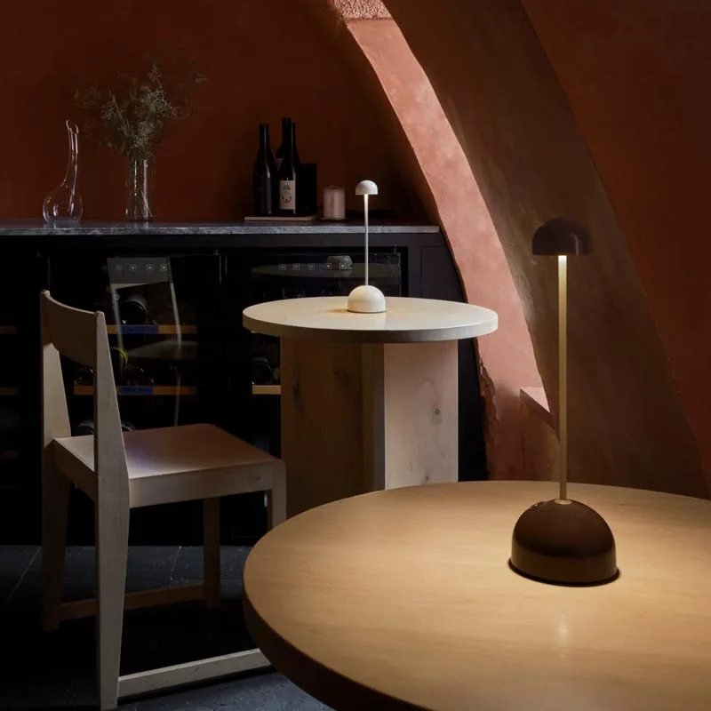 Marset Sips LED Akku-Tischleuchte in braun-gold – Bild 3