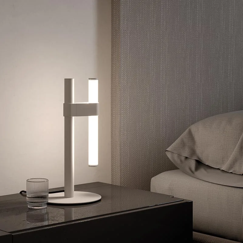 axolight-paralela-tischleuchte-weiss-ambiente Axolight Tischleuchte Paralela auf dem Nachttisch