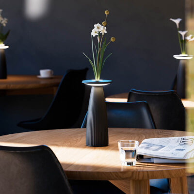 Sigor Nuflair Akku-Tischleuchte nachtschwarz Ambiente Bild Restaurant Tisch