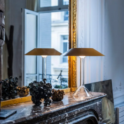 Foscarini Chapeaux M LED-Tischleuchte mit Metall Lampenschirm