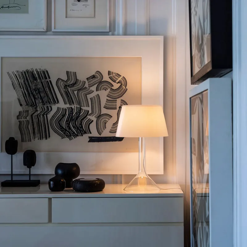 foscarini-chapeaux-v-tischleuchte-glasschirm-innenraumambiente