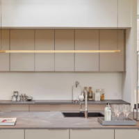 LOOM Design Straw 200 LED-Pendelleuchte über der Kochinsel