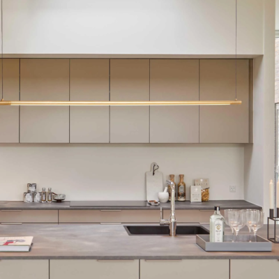 LOOM Design Straw 200 LED-Pendelleuchte über der Kochinsel