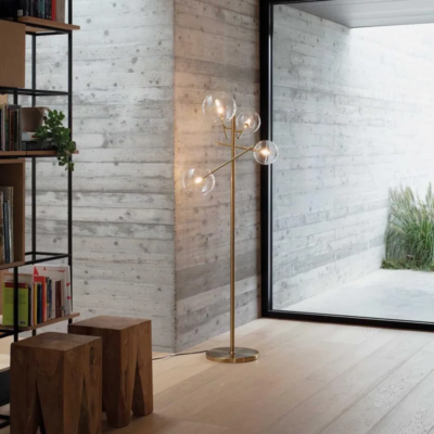 Ideal Lux Equinoxe PT4 Stehleuchte in Messing in einem modernen Wohnraum