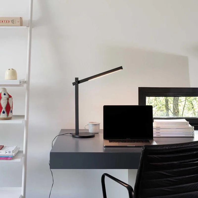 Ideal Lux Pivot TL LED-Tischleuchte auf dem Schreibtisch