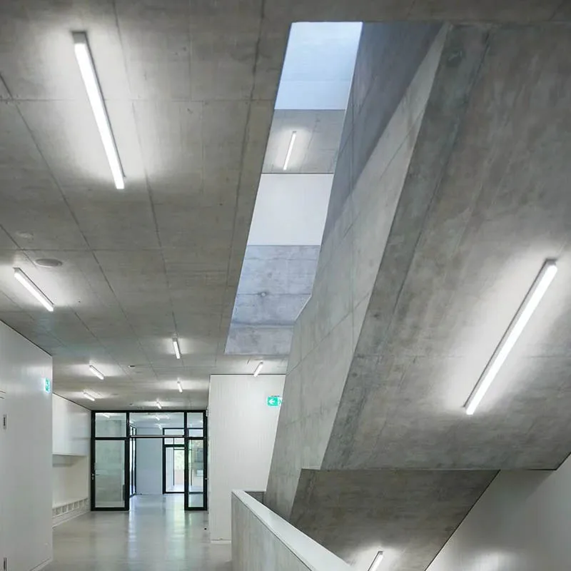 Ribag Metron 120 cm mit Mikroprisma LED-Decken- und Wandleuchte