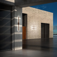 Ideal Lux Linea Außenwandleuchte an Hausfassade
