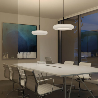 Die LED Pendelleuchte Belux Oto 34 über einem Besprechungstisch
