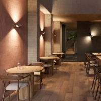 Lodes Nautilus Wandleuchte dim to warm im Wohnraum