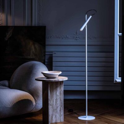 Foscarini Magneto LED-Stehleuchte in weiss in einem modernen Wohnraum