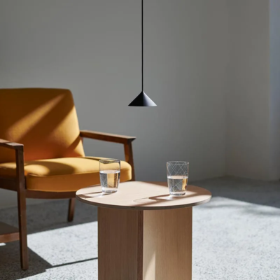 NYTA Pendelleuchte Pi über dem Beistelltisch