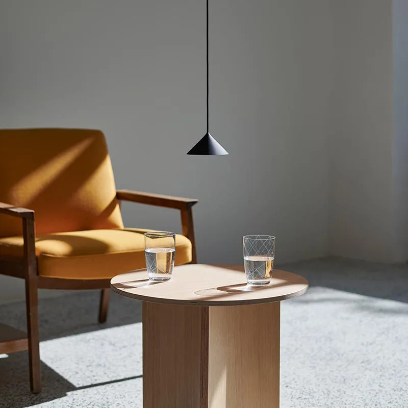 NYTA Pendelleuchte Pi über dem Beistelltisch