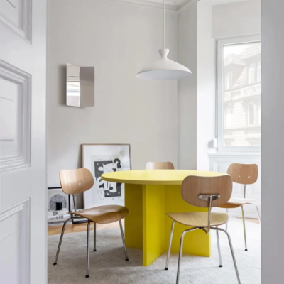 NYTA Pendelleuchte Pretty Wide in weiß über dem Tisch