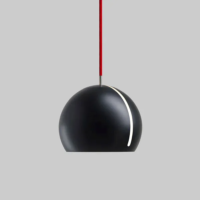 NYTA Pendelleuchte Tilt Globe schwarz matt rot