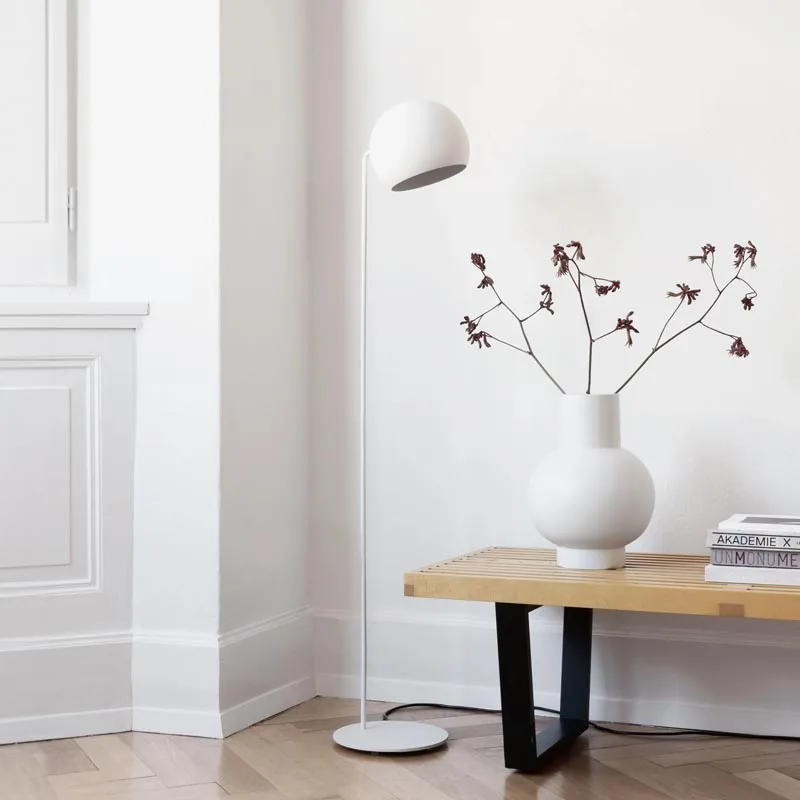 nyta-stehlampe-tilt-globe-ambiente-weiss-matt NYTA Stehleuchte Tilt Globe Floor in weiss matt