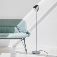 NYTA Stehleuchte Tilt S Floor im Wohnraumambiente