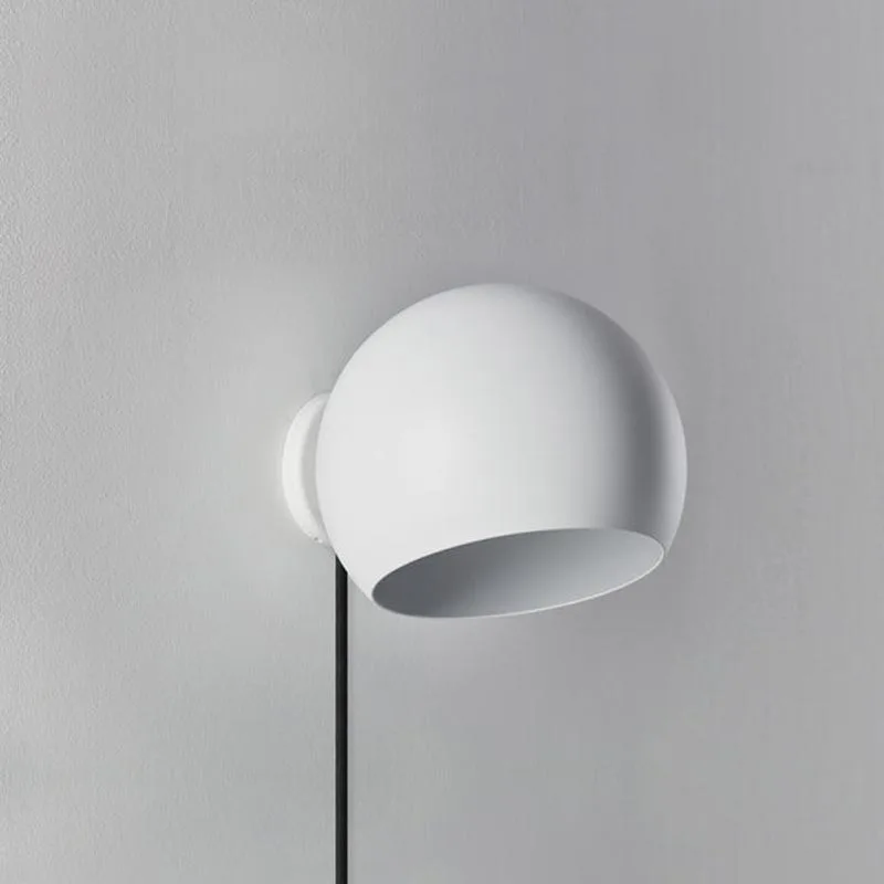 NYTA Wandleuchte Tilt Globe Wall Short weiss matt schwarz