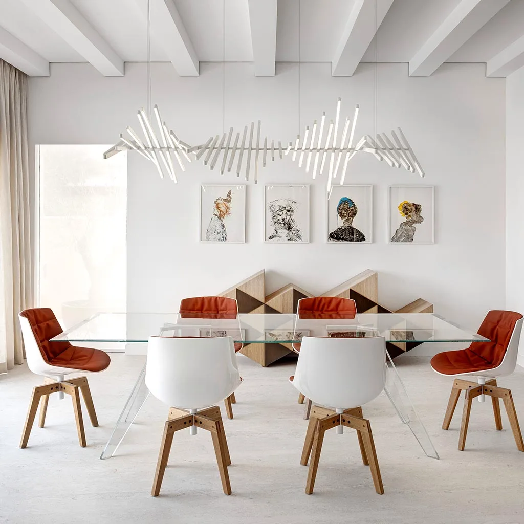 Vibia Rhythm Horizontal 2113 LED-Pendelleuchte weiss über Esstisch