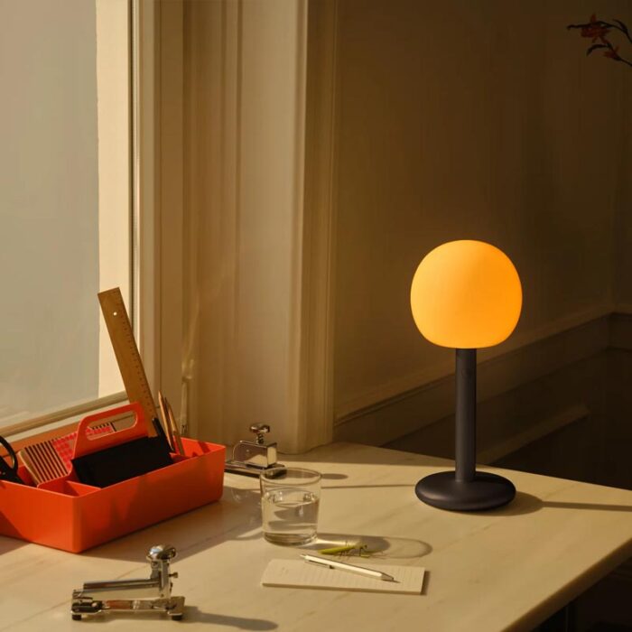 GRAU Fire Table Tischleuchte in Schwarz am Arbeitstisch