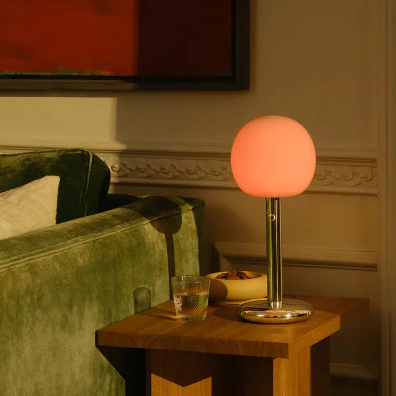 GRAU Fire Table Tischleuchte Poliert am Beistelltisch