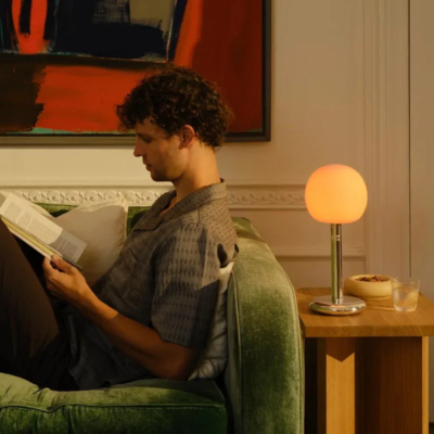 GRAU Fire Table Tischleuchte poliert im Wohnraum