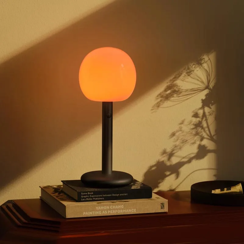 GRAU Fire Table Tischleuchte auf einer Komode