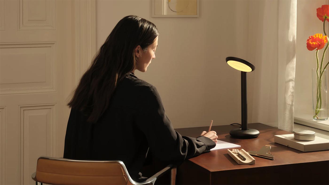 GRAU Parrot Table Tischleuchte auf dem Arbeitstisch