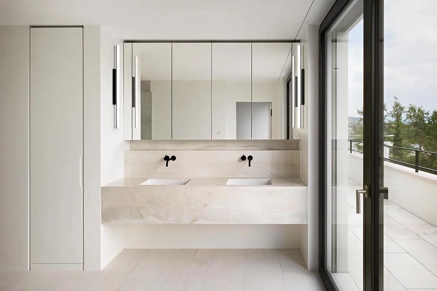 Linearre Wandleuchten von Ribag für eine homogene Spiegelbeleuchtung im Bad