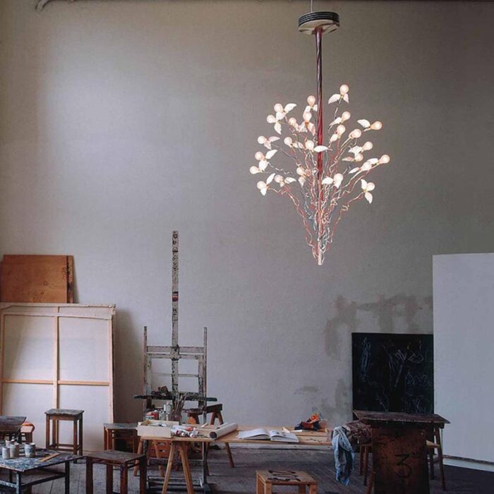 Birds Birds Birds Pendelleuchte von Ingo Maurer in einem Künstleratelier mit Staffelei und Malutensilien