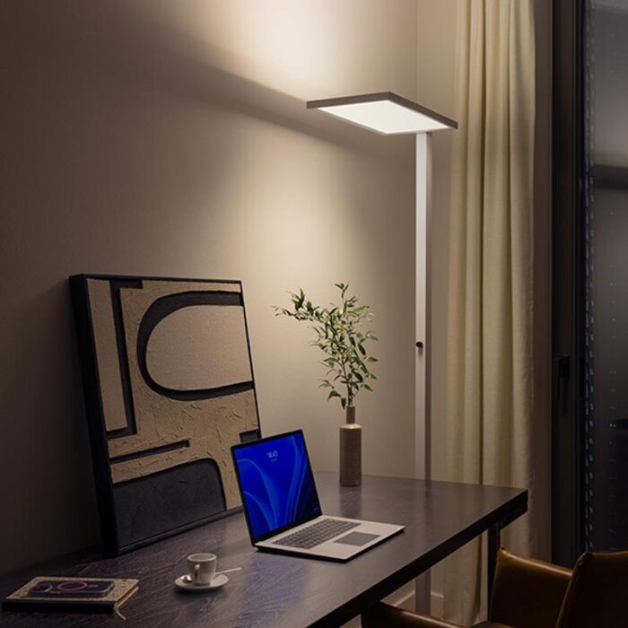 prediger.base p.144 LED Office-Stehleuchte, zweiseitig strahlend Ambiente