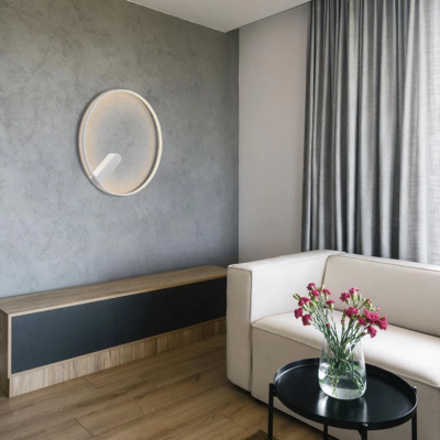 Holtkötter Circular LED-Wandleuchte im Wohnraum Ambiente