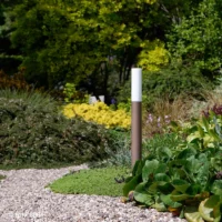 Bega Garten- und Wegeleuchte freistrahlend – zylindrischer Opalglas-Schirm Ambiente
