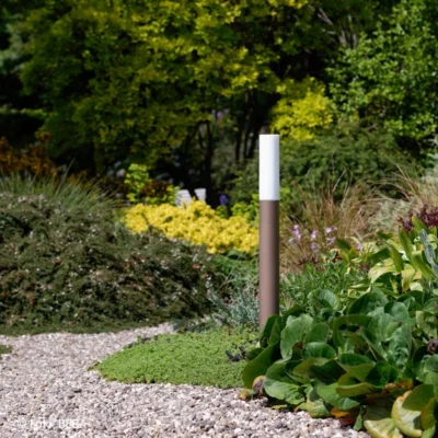 Bega Garten- und Wegeleuchte freistrahlend – zylindrischer Opalglas-Schirm Ambiente