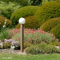Bega Garten- und Wegeleuchte freistrahlend mit Opalglas-Glasschirm