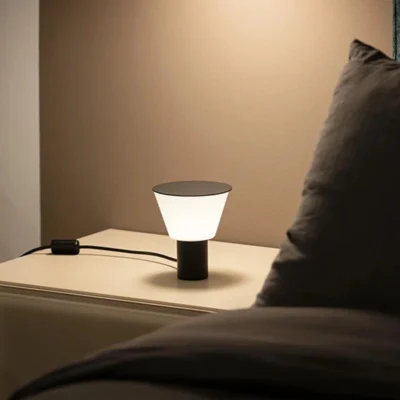 Estiluz Belt 4147 LED Tischleuchte auf dem Nachttisch