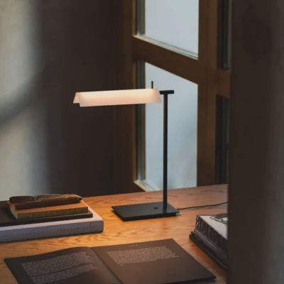 Vibia Asia 3635 LED-Tischleuchte auf dem Schreibtisch
