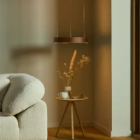 LOOM Design Velora SMALL Pendelleuchte Caramel Brown im Wohnraum