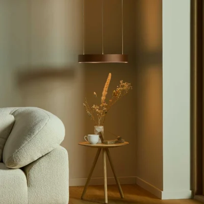 LOOM Design Velora SMALL Pendelleuchte Caramel Brown im Wohnraum
